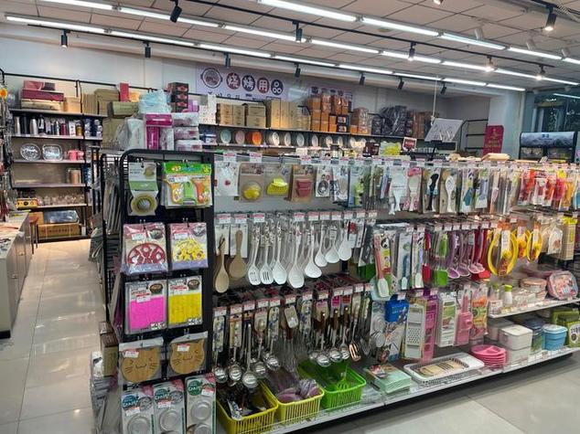 公司涵盖日用杂品的制造与销售,化妆品的批发与零售,个人卫生用品的